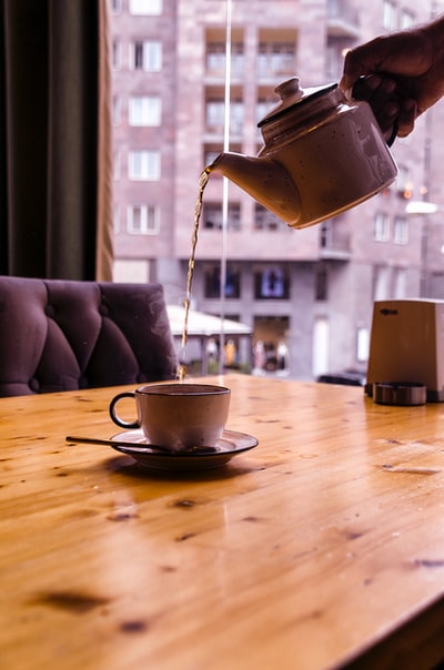 白色的陶瓷茶壶和陶瓷茶杯
